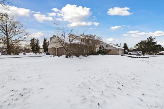 5965 CRESTWOOD Drive, West Bloomfield, MI 48322