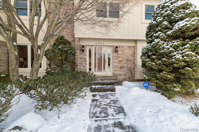 5965 CRESTWOOD Drive, West Bloomfield, MI 48322