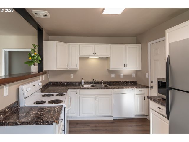 430 Se CARROL St, Winston, OR 97496