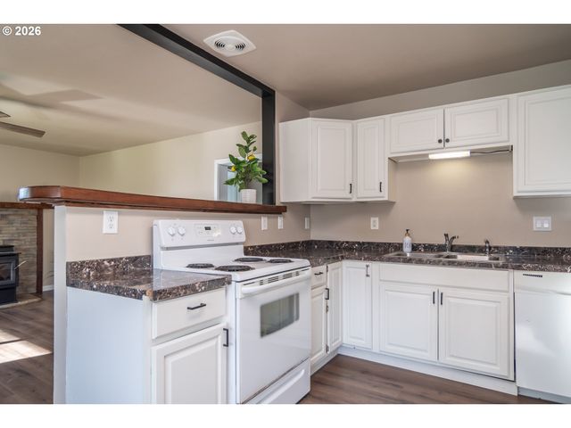 430 Se CARROL St, Winston, OR 97496