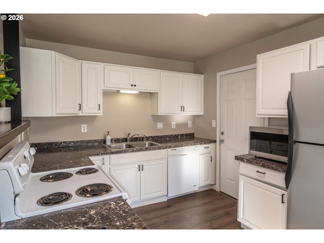 430 Se CARROL St, Winston, OR 97496