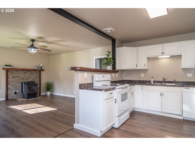 430 Se CARROL St, Winston, OR 97496