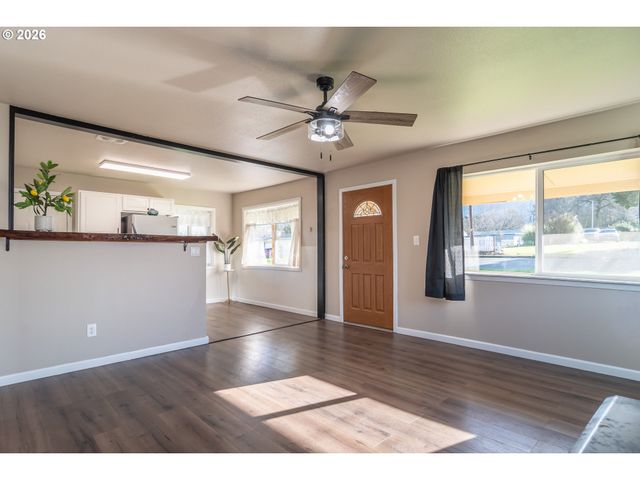 430 Se CARROL St, Winston, OR 97496