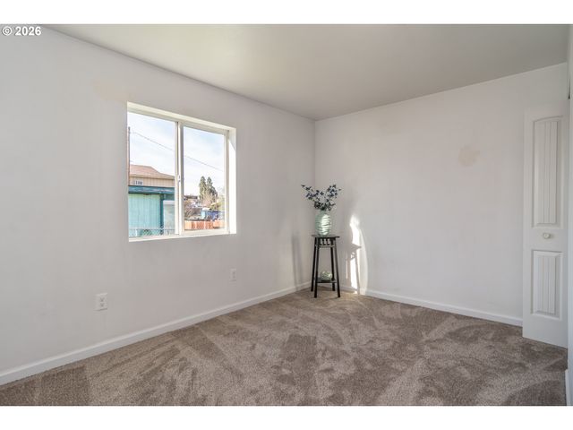 430 Se CARROL St, Winston, OR 97496