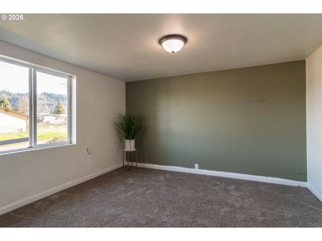 430 Se CARROL St, Winston, OR 97496