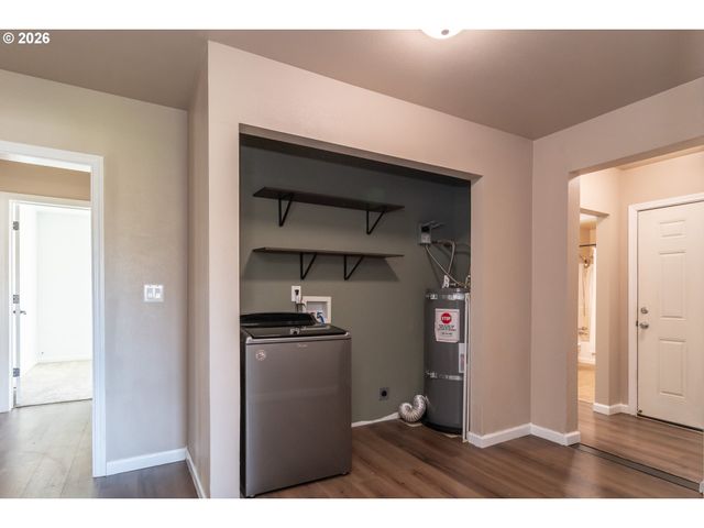 430 Se CARROL St, Winston, OR 97496