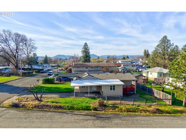 430 Se CARROL St, Winston, OR 97496