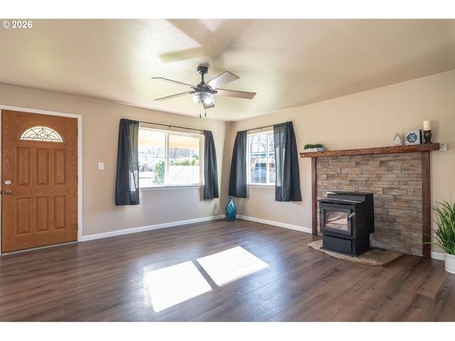 430 Se CARROL St, Winston, OR 97496