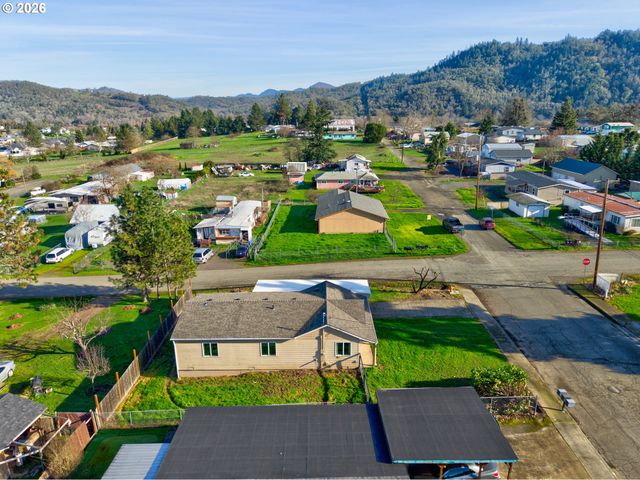 430 Se CARROL St, Winston, OR 97496