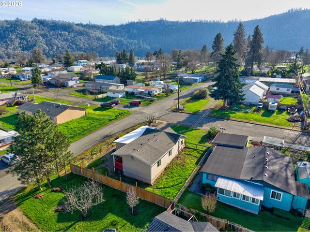 430 Se CARROL St, Winston, OR 97496