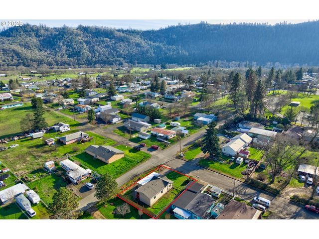 430 Se CARROL St, Winston, OR 97496