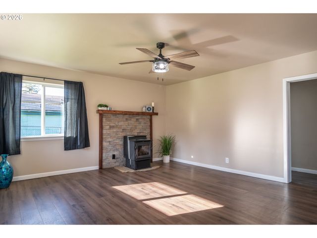 430 Se CARROL St, Winston, OR 97496