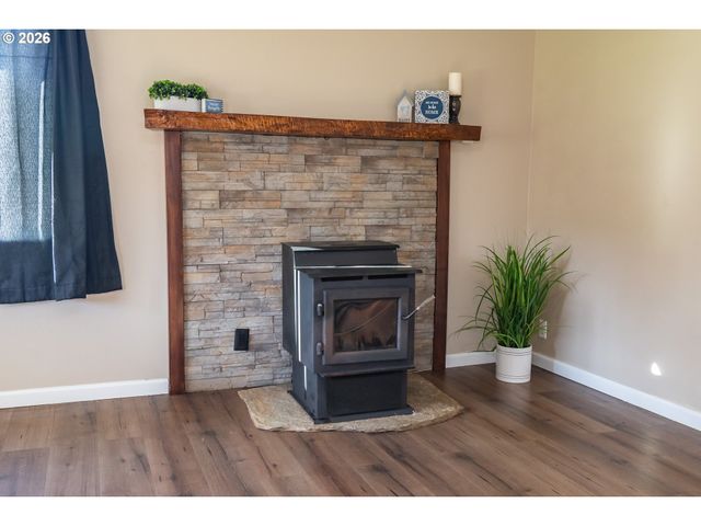 430 Se CARROL St, Winston, OR 97496