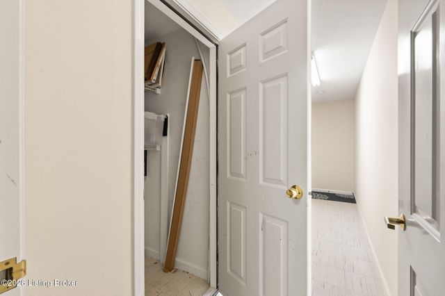 10700 McMeekin Ln 205, Louisville, KY 40223