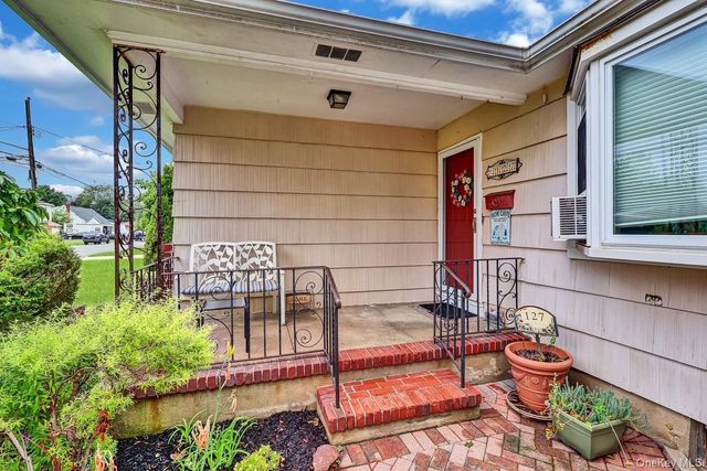 127 Queens Avenue, West Babylon, NY 11704