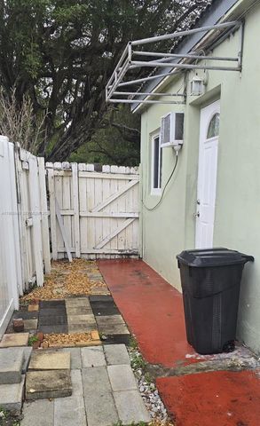 624 Mokena Dr, Miami Springs, FL 33166