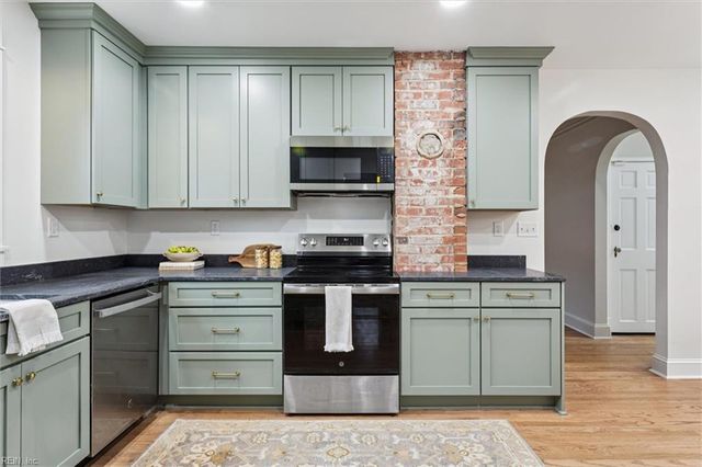 102 School LN, Toano, VA 23168