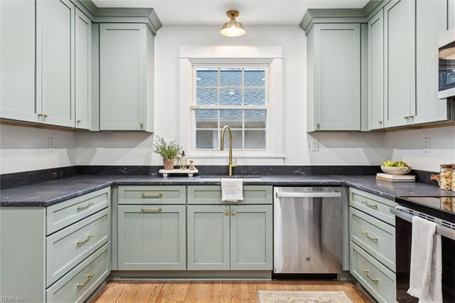 102 School LN, Toano, VA 23168