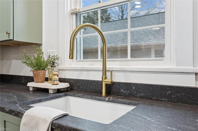 102 School LN, Toano, VA 23168