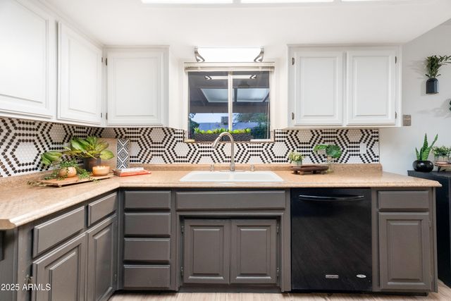 4218 W LAWRENCE Lane, Phoenix, AZ 85051