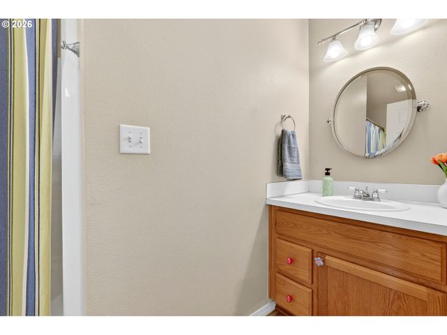 2571 GRAYSTONE Dr, Woodburn, OR 97071