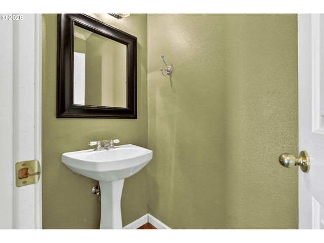 2571 GRAYSTONE Dr, Woodburn, OR 97071