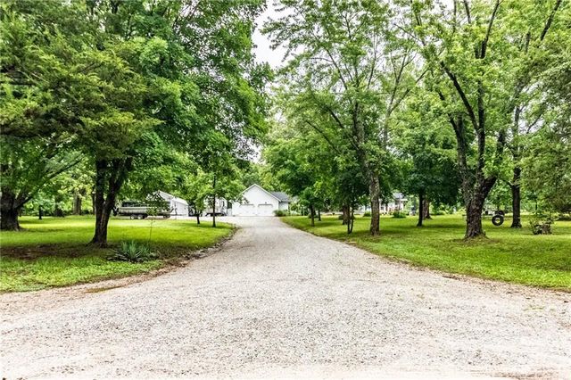 136 NE 901p Road, Clinton, MO 64735