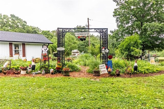 136 NE 901p Road, Clinton, MO 64735
