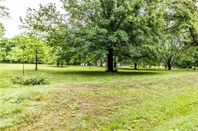 136 NE 901p Road, Clinton, MO 64735