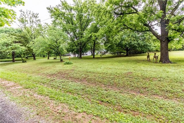 136 NE 901p Road, Clinton, MO 64735