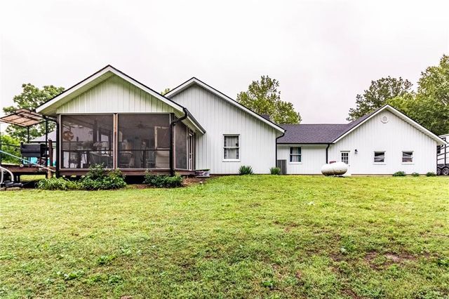 136 NE 901p Road, Clinton, MO 64735