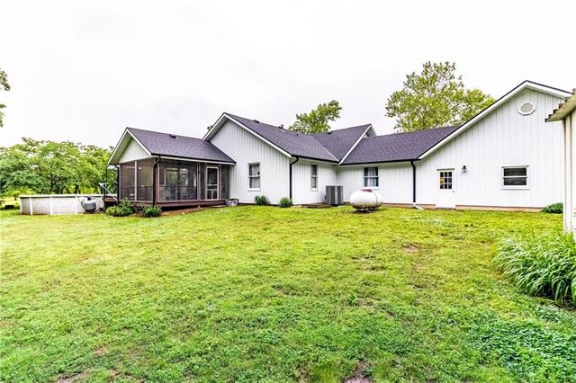 136 NE 901p Road, Clinton, MO 64735