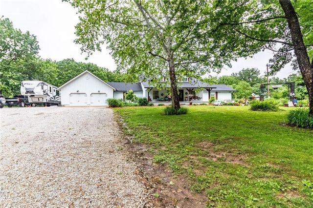 136 NE 901p Road, Clinton, MO 64735