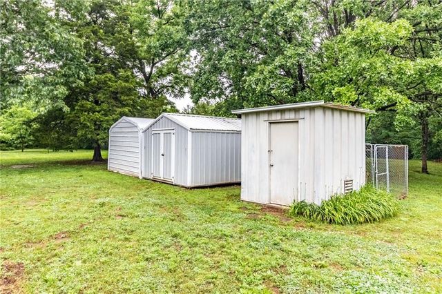 136 NE 901p Road, Clinton, MO 64735