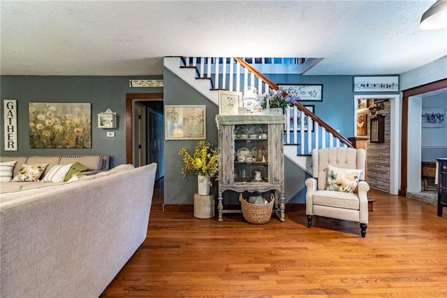 136 NE 901p Road, Clinton, MO 64735