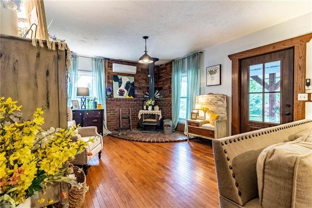 136 NE 901p Road, Clinton, MO 64735