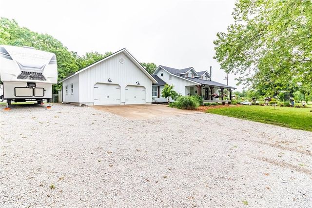 136 NE 901p Road, Clinton, MO 64735