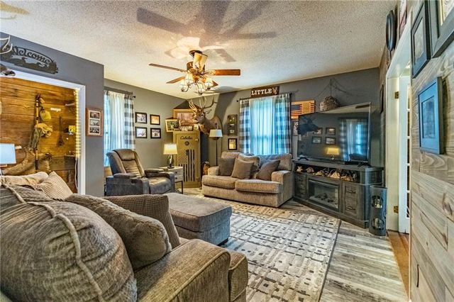 136 NE 901p Road, Clinton, MO 64735