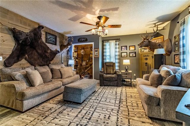 136 NE 901p Road, Clinton, MO 64735