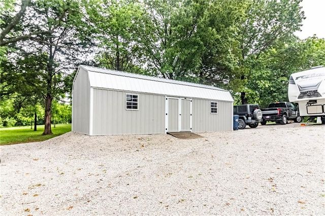 136 NE 901p Road, Clinton, MO 64735