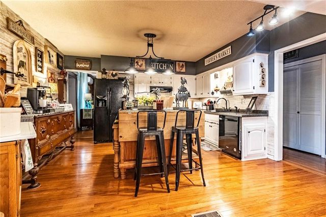 136 NE 901p Road, Clinton, MO 64735