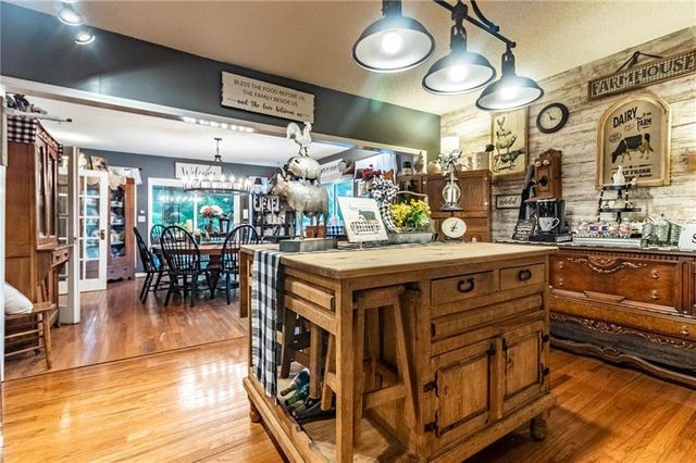136 NE 901p Road, Clinton, MO 64735