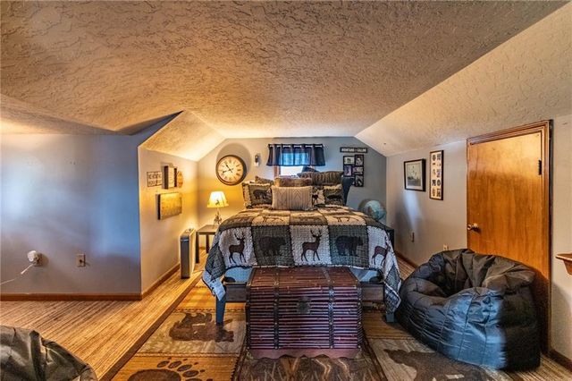 136 NE 901p Road, Clinton, MO 64735