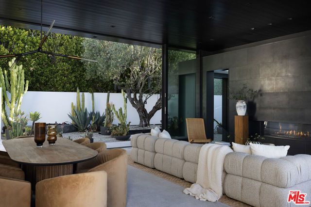 1450 Blue Jay Way, Los Angeles, CA 90069