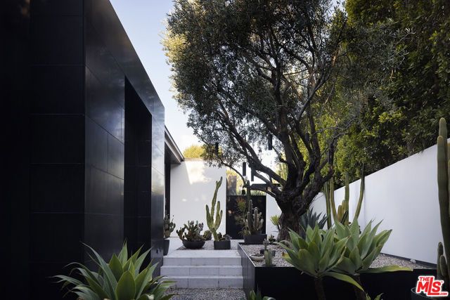 1450 Blue Jay Way, Los Angeles, CA 90069