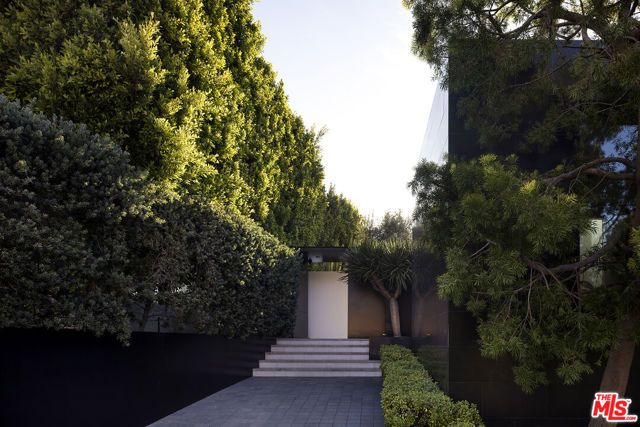 1450 Blue Jay Way, Los Angeles, CA 90069