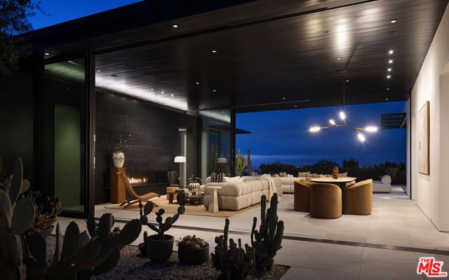1450 Blue Jay Way, Los Angeles, CA 90069