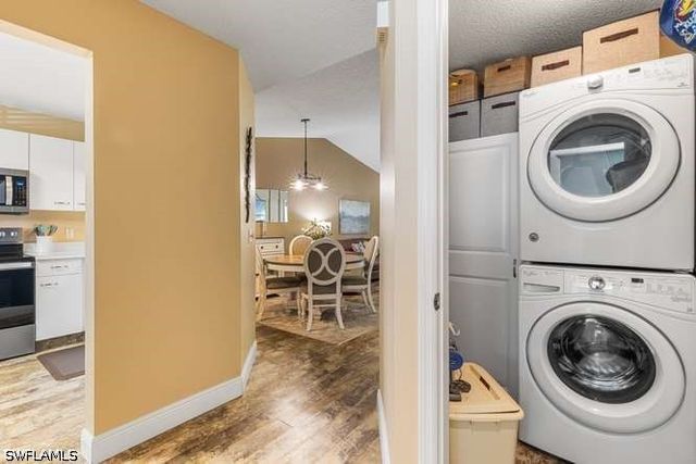 7701 Jewel LN 202, Naples, FL 34109