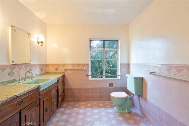 1968 N Wilton, Los Angeles, CA 90068