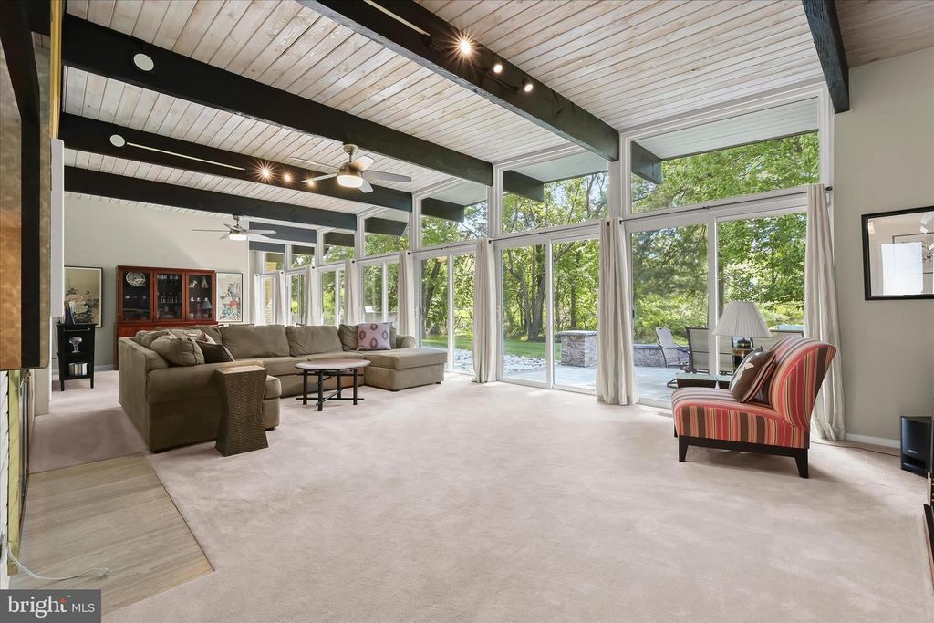 Image 9 of property listing at 5 STONE HOLLOW CT, Baltimore, MD 21208